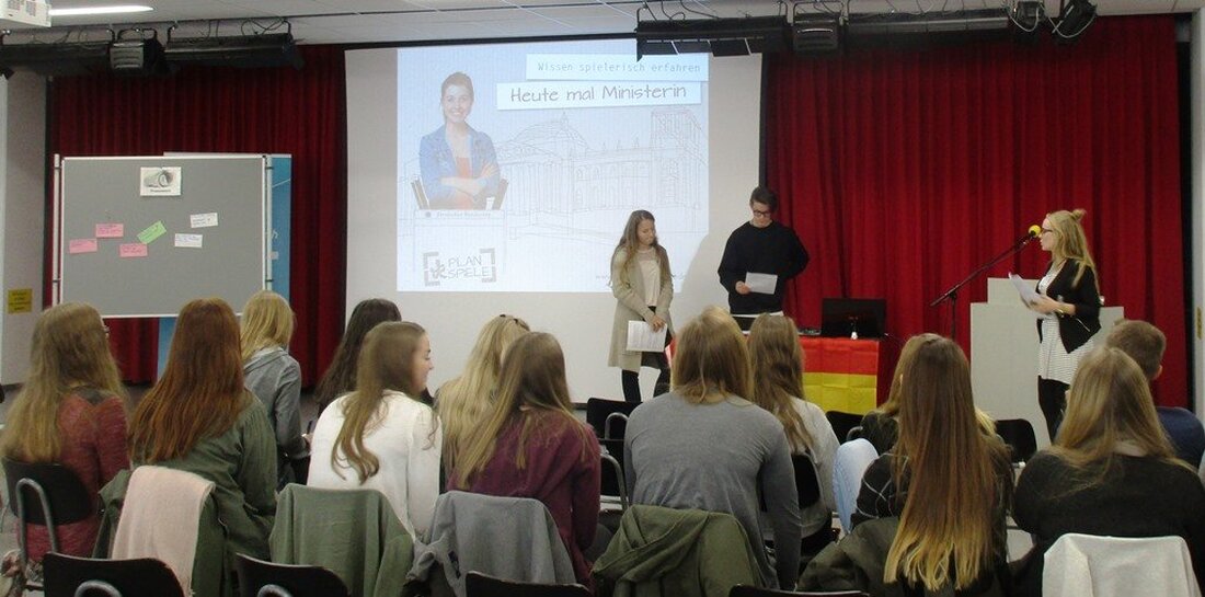 Tirschenreuth. In spannenden Diskussionen verhandelten die Schüler über aktuelle Themen der Politik. Im Fokus stand die Integration von Asylsuchende und Migranten am deutschen Arbeitsmarkt. Insgesamt 19 Schüler vom Stiftland-Gymnasium Tirschenreuth [&hellip;]