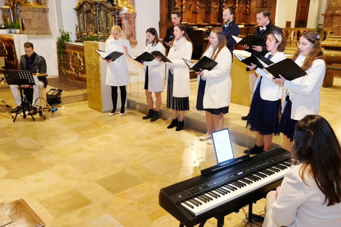 Speinshart. Das 2023 gegründete Ensemble VOICES verzauberte mit A-Capella-Musik in der Speinsharter Klosterkirche. Himmlische Klänge und ein vielfältiges Programm begeisterten die Zuhörer beim Konzert zum Abschluss der „Großen Erwartung“.