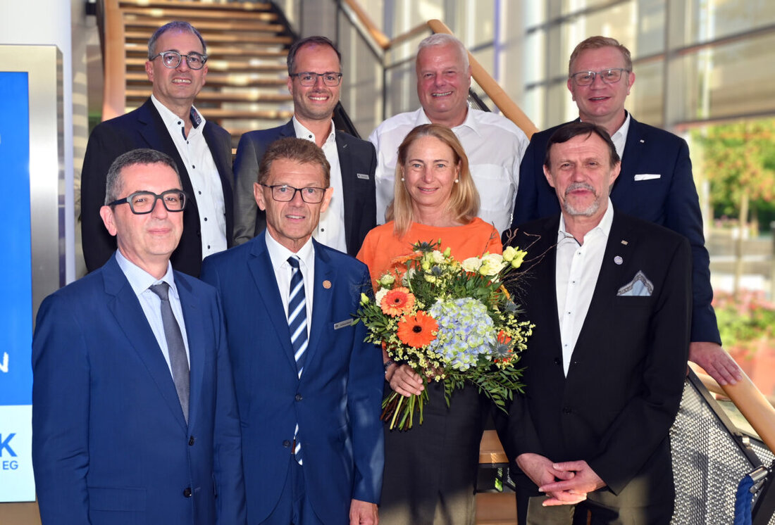 Amberg. Die VR Bank Amberg-Sulzbach verabschiedet Vorstand Andreas Reindl in den Ruhestand und ehrt ihn mit goldener Ehrennadel. Auch Aufsichtsratschef Dieter Heldrich erhält Silber. Ab 1. August 2026 folgt Florian Rauch.