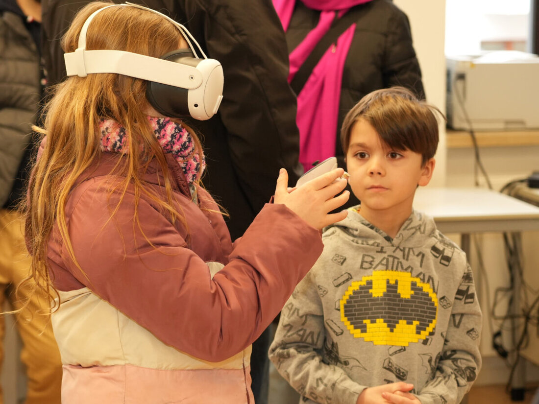 Amberg. Die Wirtschaftsschule präsentierte beim Tag der offenen Tür ihre modernen Räumlichkeiten und das praxisorientierte Bildungsangebot. Innovative Lehrmethoden und Fächer wie Robotik sowie Kooperationen mit der Industrie machen die Schule für Schüler attraktiv.