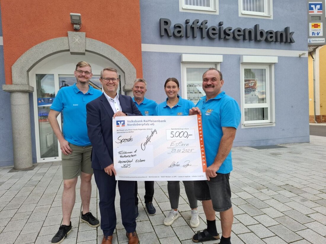 Eslarn. Mit einem Crowdfunding-Projekt unterstützt die Volksbank Raiffeisenbank Nordoberpfalz Vereine. In Eslarn kamen auf diese Weise 5.000 Euro für Festkleidung für das Heimatfest zusammen.