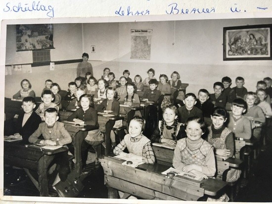 Döllnitz. Unter Bürgermeister Adolf Rieder wurde 1961 in der damaligen Gemeinde Döllnitz der Plan für ein neues Schulhaus abgesegnet, das mittlerweile dritte im Dorf.  Von Sieglinde Schärtl 1961 segnete der [&hellip;]