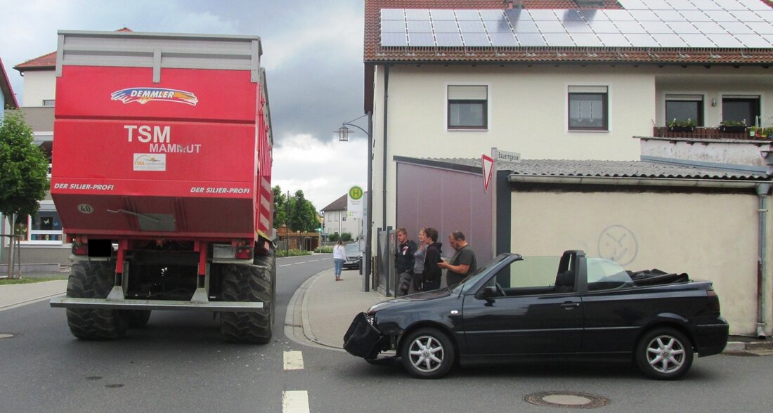 Schirmitz. Ungleiches Duell: Am Donnerstag kam es in Schirmitz zu einem Unfall. Daran beteiligt waren ein Golf Cabrio und ein 16,7 Tonnen schweres Gespann aus Traktor und Silier-Anhänger. +++ Neu: [&hellip;]