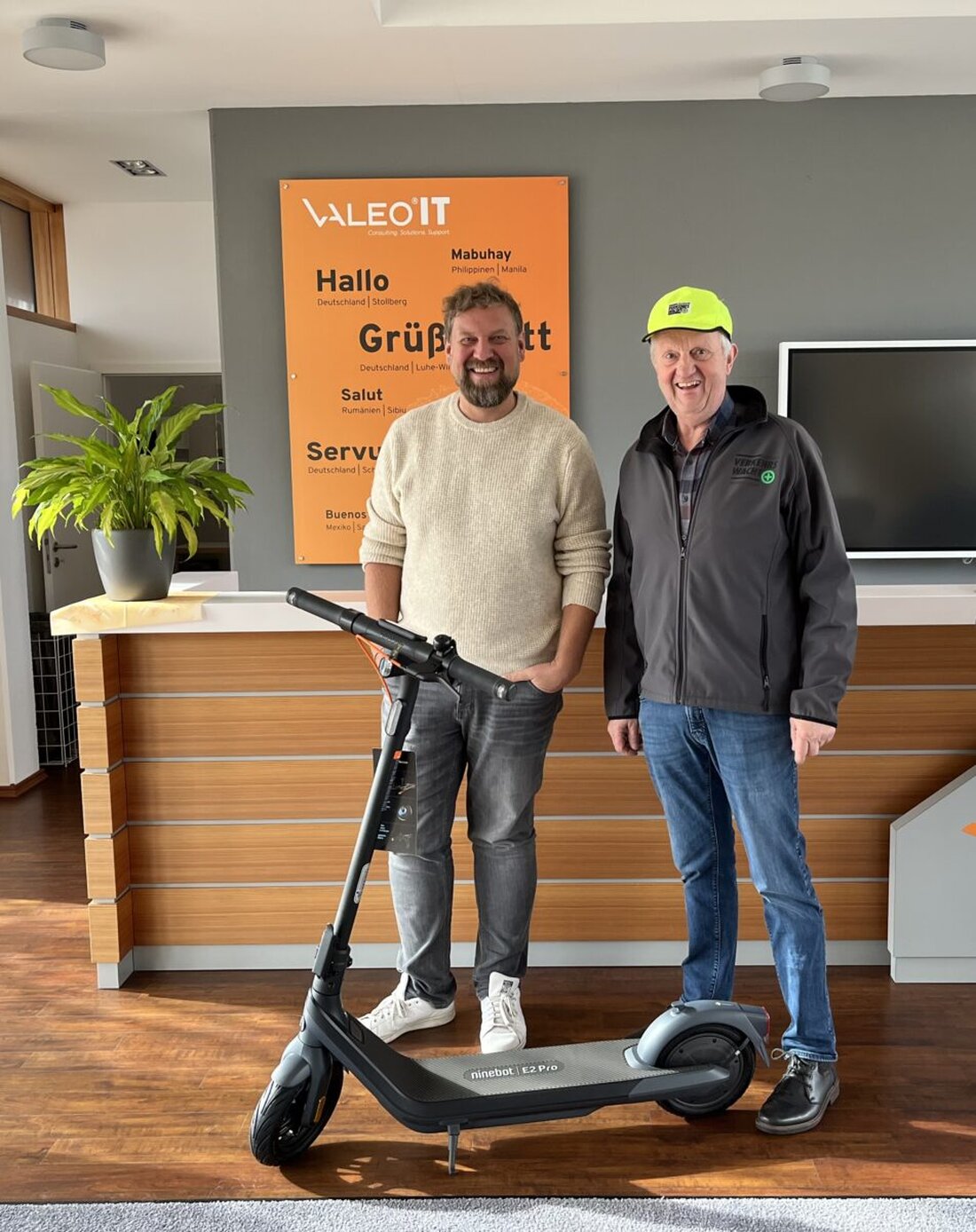 Weiden. Valeo IT Services spendet der Ortsverkehrswacht Weiden einen neuen E-Scooter und stärkt die Verkehrssicherheitsarbeit. Damit sind Kurse an Schulen und Fahrtrainings geplant; ab 1. März gilt eine neue Versicherungsplakette.
