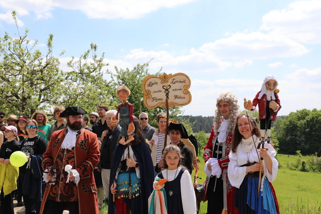 Neusath-Perschen. Fast 100 Mitwirkende in fünf Schauspielgruppen machen das Freilandmuseum Oberpfalz heuer am Vatertag zur Freilichtbühne. Denn am Donnerstag, den 14. Mai, findet wieder der traditionelle Theatertag des Landkreises Schwandorf statt. 