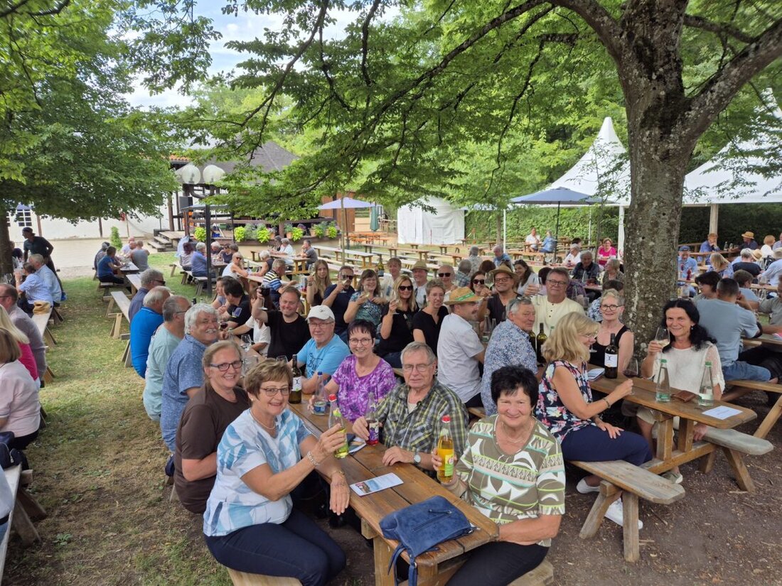 Schlammersdorf/Vorbach. Der VdK-Ausflug ins fränkische Weinland lockte 43 Teilnehmer aus der Region zu einem erlebnisreichen Tag. Besucht wurden Mainbernheim, Iphofen und das Weinfest in Castell, begleitet von Sonnenschein und Kultur.