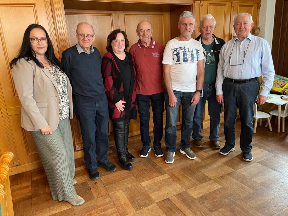 Pressath. Der VdK-Ortsverband ehrt langjährige Mitglieder und feiert Miteinander. Nach 20 Jahren tritt Anton Gareis zurück; Carola Brust würdigt Engagement. Geplant sind Regensburg-Ausflug, Fischessen und Weihnachtsmarkt.