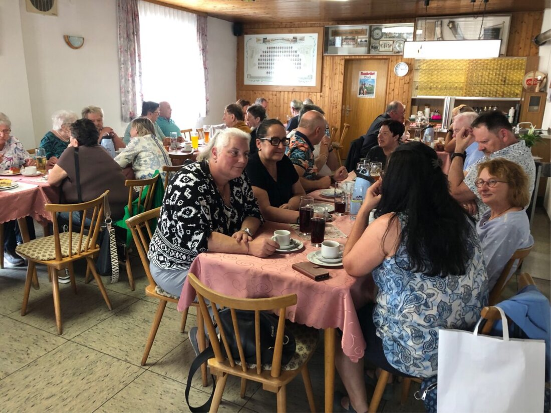 Mantel. Der VdK Mantel feierte Muttertag und Vatertag im Gasthaus Hauptmann mit großem Kuchen- und Tortenbüfett, Kaffee und kleinen Geschenken. Zudem lud Vorsitzende Carola Brust zu Tagesfahrten nach Regensburg und Würzburg ein.
