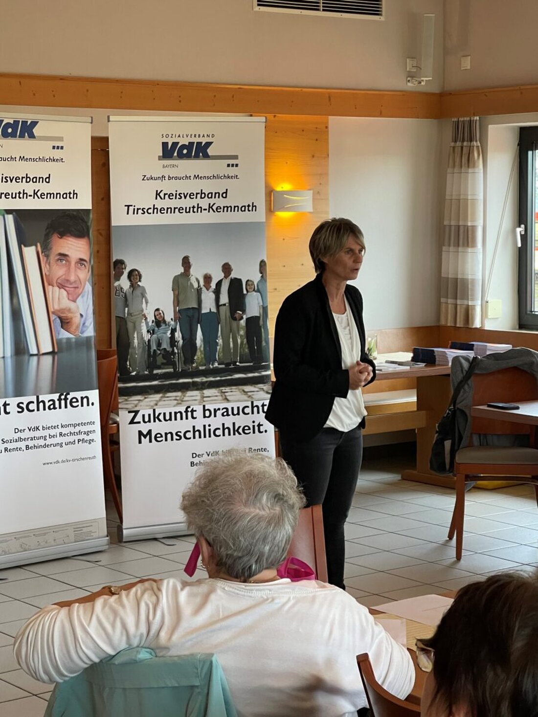 Tirschenreuth. Yvonne Knobloch informierte bei einer Tagung des VdK über Leistungen der Pflegeversicherung und die Vorbereitung auf den Begutachtungstermin. Sie betonte die Bedeutung ehrenamtlicher Angebote und forderte Reformen zur Entlastung der Pflegekosten.