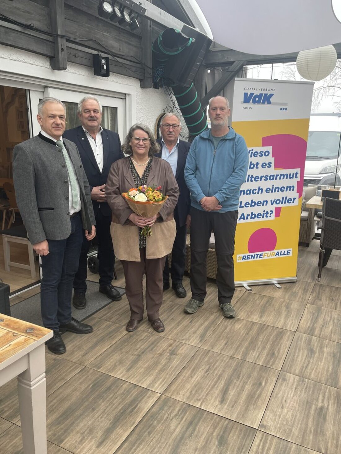 Themenreuth. Der VdK Kreisverband Tirschenreuth-Kemnath diskutierte bei seiner Kreistagung soziale Arbeit und Herausforderungen in der Sozialpolitik. Ehrengäste würdigten die soziale Arbeit des VdK, und es wurden sozialpolitische Forderungen wie eine Rente für alle vorgestellt.