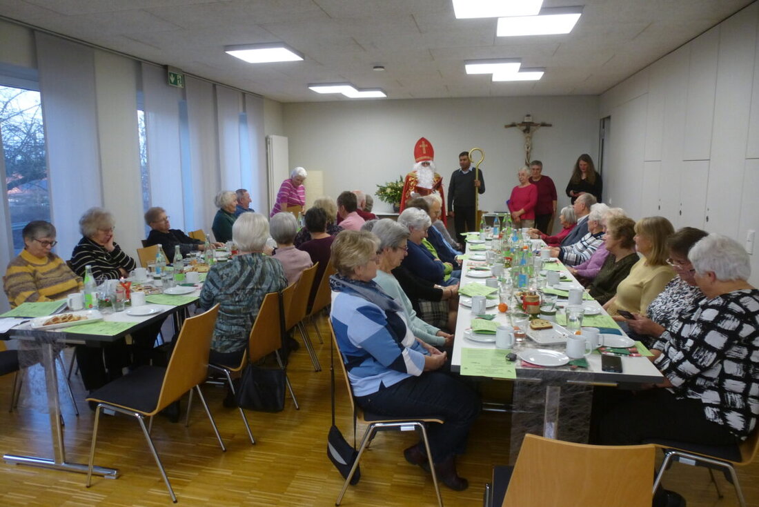 Trabitz. Senioren beider Konfessionen feierten im Pfarrheim Sankt Martin besinnlich mit Veeh-Harfen, Gesang und Geschichten. Gäste brachten Grüße und eine Spende; der Nikolaus sorgte für Freude und kleine Geschenke.