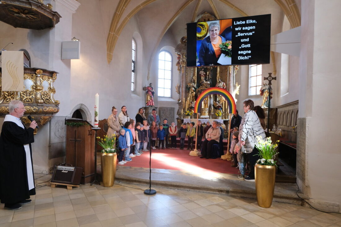 Floß. Elke Hör wird nach 45 Jahren im Kindergarten Unterm Regenbogen geehrt. Pfarrer, Diakonieverein und Kinder danken in der Pfarrkirche St. Johannes Baptista mit Liedern, Gebeten und warmen Worten.