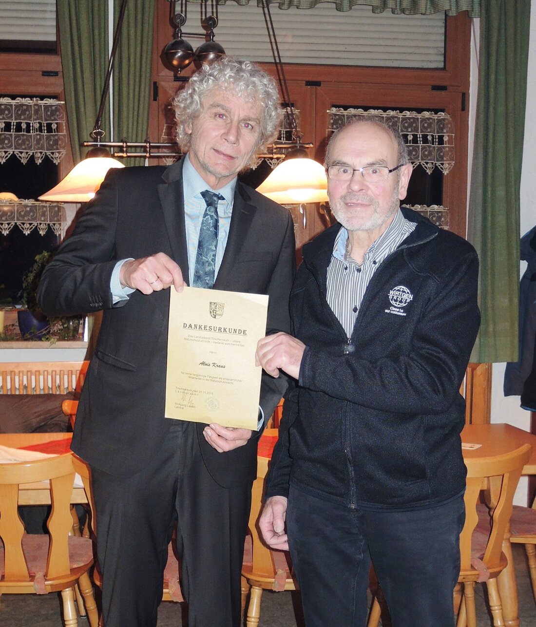 Tirschenreuth. Im Rahmen einer kleinen Feier hat Landrat Wolfgang Lippert den Naturschutzwächter Alois Kraus aus dem Amt als ehrenamtlich tätiger Naturschutzwächter entlassen. Mit Herrn Kraus wurde der „dienstälteste“ Naturschutzwächter verabschiedet. Er absolvierte [&hellip;]