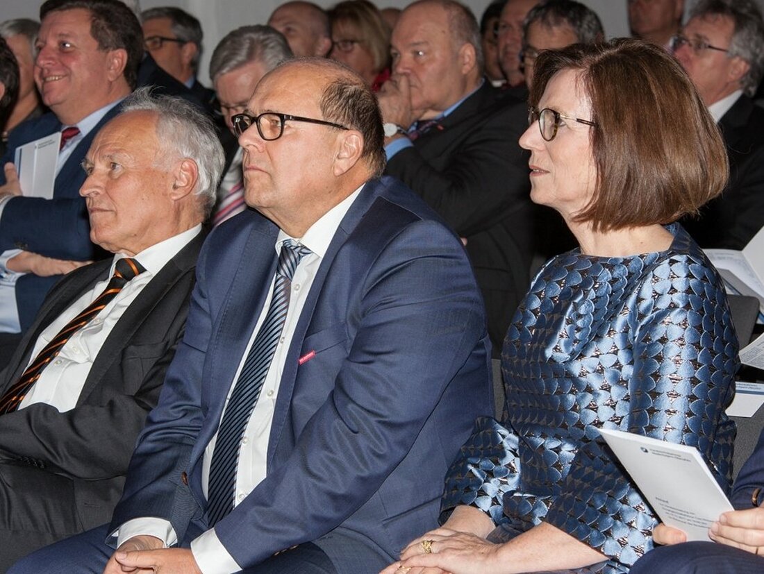 Weiden/Neustadt/WN/Tirschenreuth. Nicht grundlos kamen 280 Vertreter aus Politik, Wirtschaft und Gesellschaft ausgerechnet nach Straubing, um Toni Hinterdobler, Hauptgeschäftsführer der Handwerkskammer Niederbayern-Oberpfalz, zu verabschieden. Der 64-jährige, gebürtige Passauer lebt seit 1981 [&hellip;]