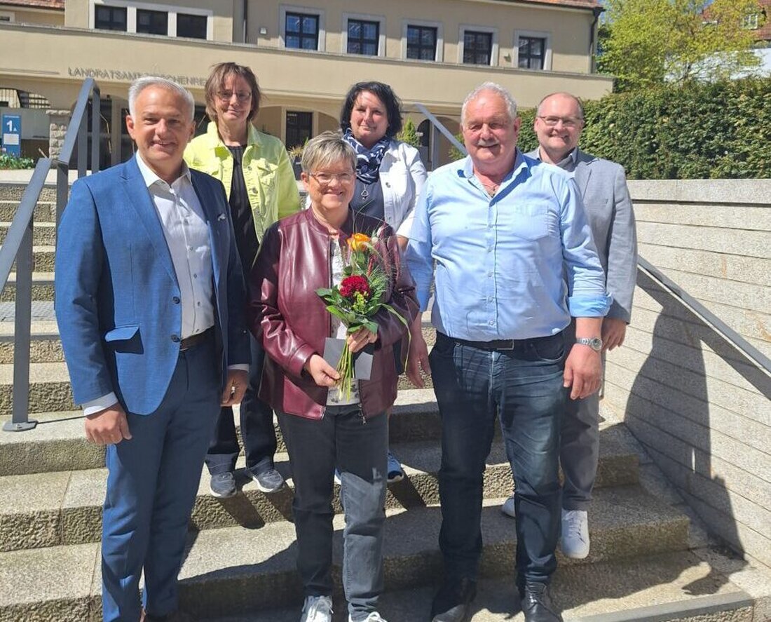 Tirschenreuth. Landrat Roland Grillmeier verabschiedete zwei Mitarbeitende in den Ruhestand und dankte für jahrzehntelanges Engagement. Pia Stevens und Johann Burger prägten Tourismus, Fischwochen und den Straßenunterhalt.