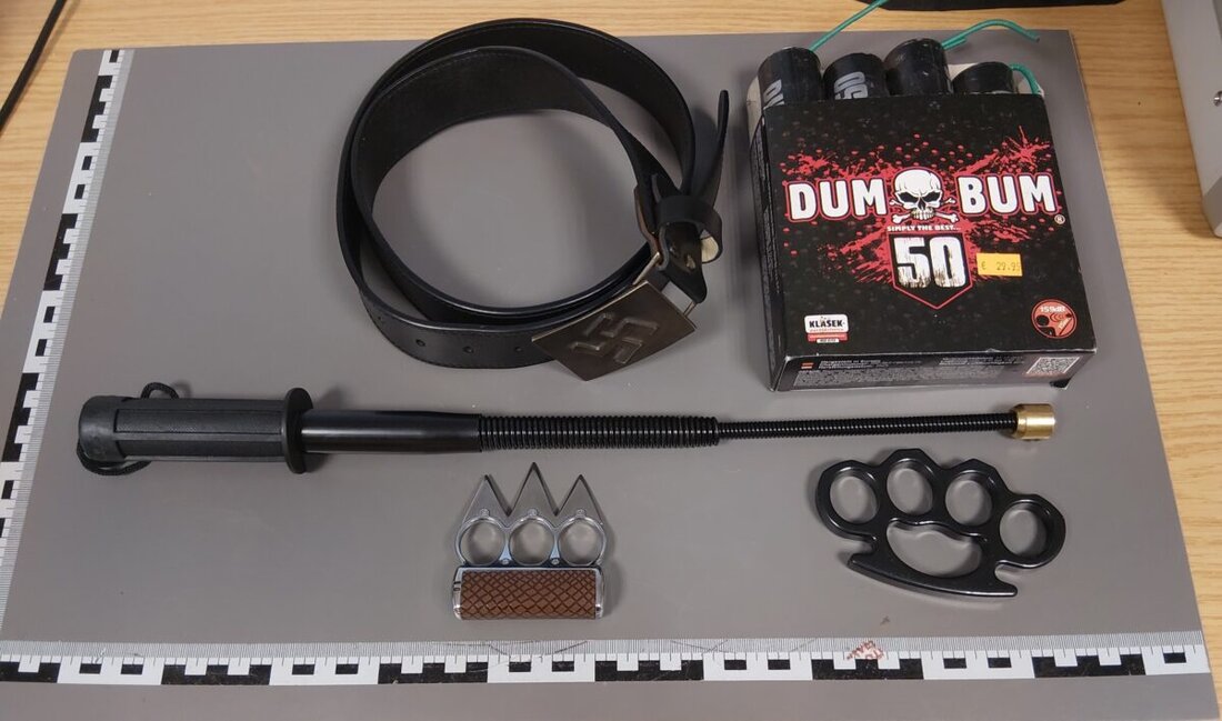 Waldsassen. Bei einer Grenzkontrolle haben Bundespolizisten am Dienstag verbotene Waffen, illegale Pyrotechnik und verfassungsfeindliche Symbole sichergestellt. Die Bundespolizei leitet nun mehrere Ermittlungsverfahren ein.