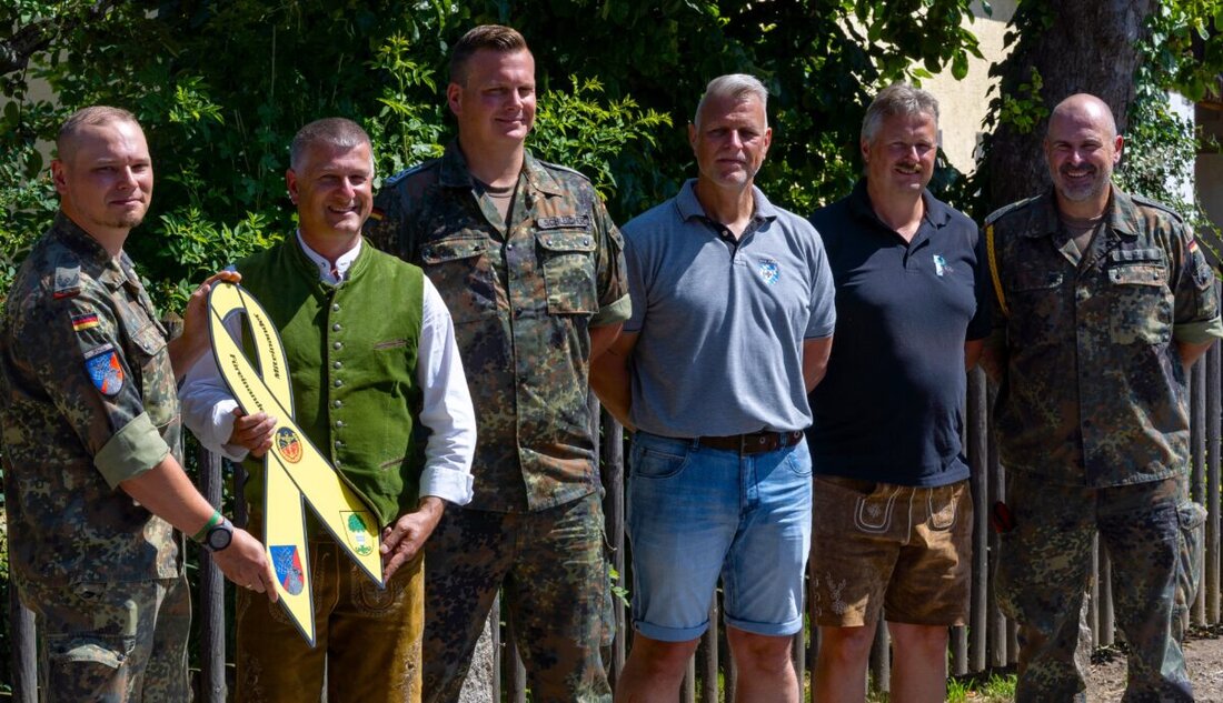Pirk. Die Gemeinde Pirk bekundet mit der gelben Schleife am Ortseingang ihre Verbundenheit mit der Bundeswehr, eine Aktion unterstützt durch eine Patenschaft mit der 4. Batterie in Weiden. Bürgermeister Dietmar Schaller betonte die Wichtigkeit der Soldaten und ihres Dienstes für die Gesellschaft.