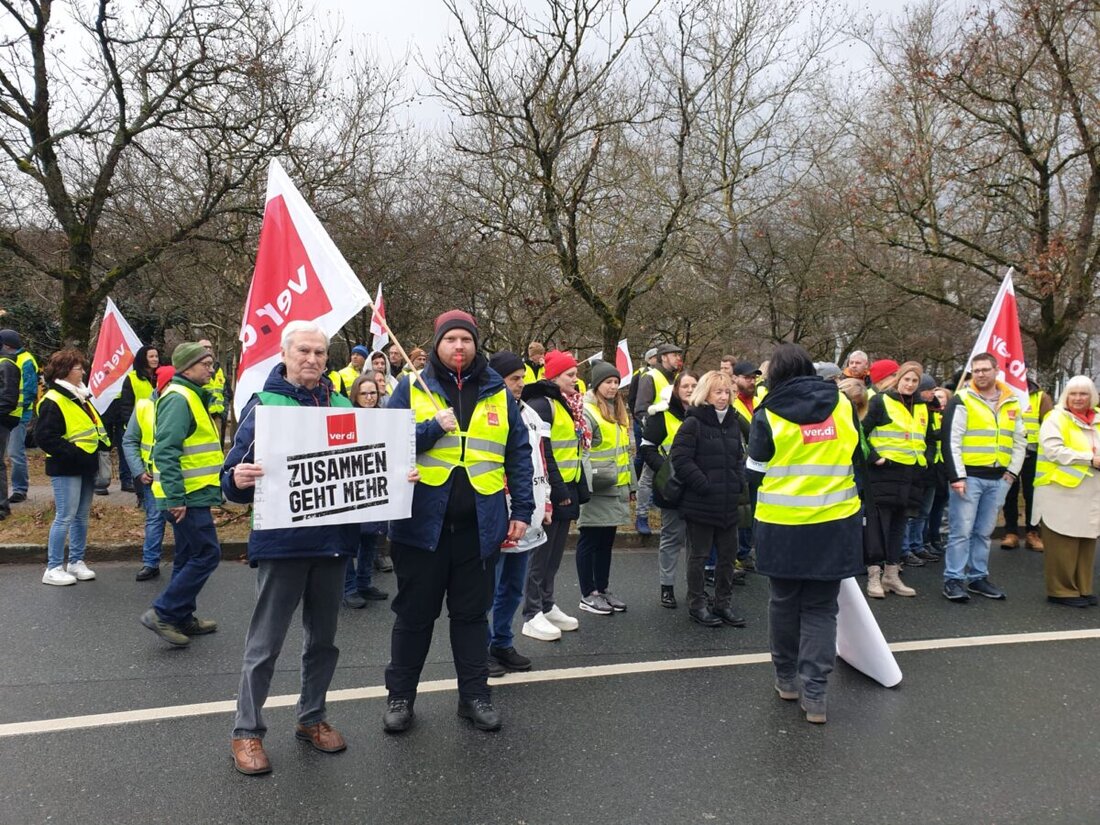 Weiden. Ver.di Senioren diskutieren über Wahlen und die Migrationslage im Vierstädtedreieck, fokussieren sich auf Sozial- und Tarifpolitik. Sie unterstützen aktive Streikende, während Finanzierungsfragen bei Sozialausgaben und Infrastruktur im Mittelpunkt stehen.