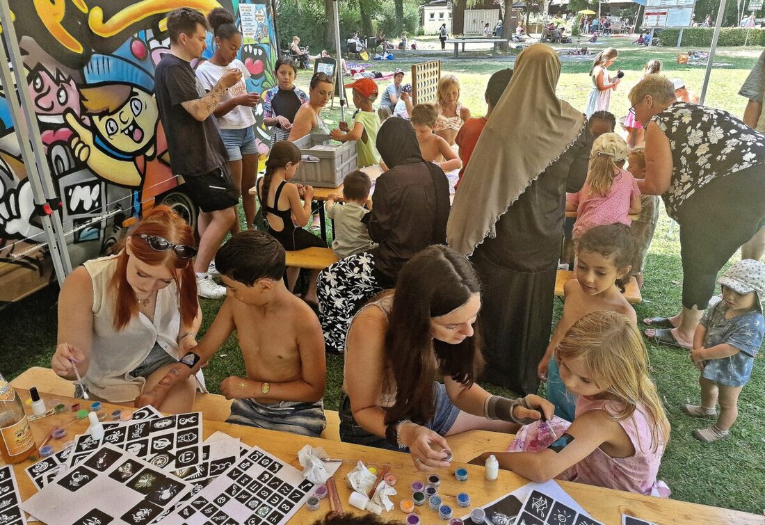 Weiden. Hochsommer, voller Badespaß: Spielewagen, Glitzertattoos und kühle Erfrischungen lockten am Sonntagnachmittag zahlreiche Familien ins Stadtbad. Der Förderverein rückte dabei sein 20-jähriges Bestehen in den Fokus.