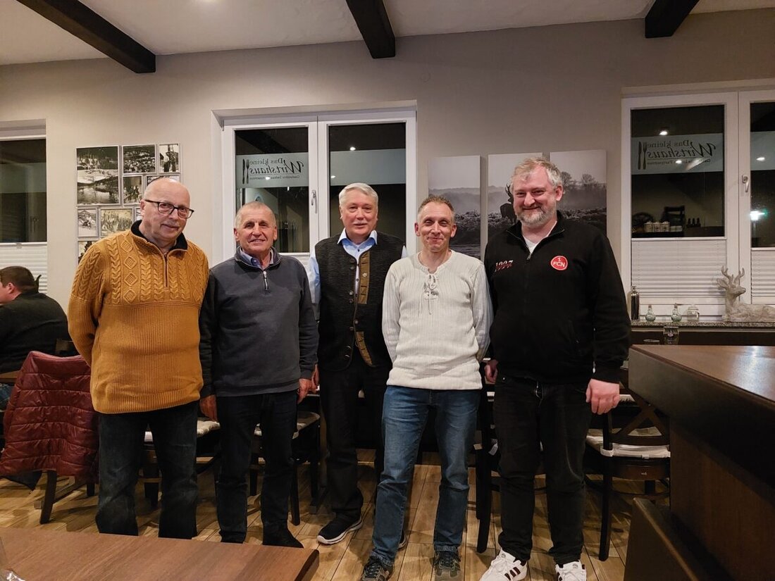 Flossenbürg. Der Oberpfälzer Waldverein hielt am 22. März 2026 seine Jahreshauptversammlung ab. Themen waren die neue Beschilderung der Wanderwege, Berichte und Wahlen; ein Foto zeigt alte und neue Vorstandschaft.