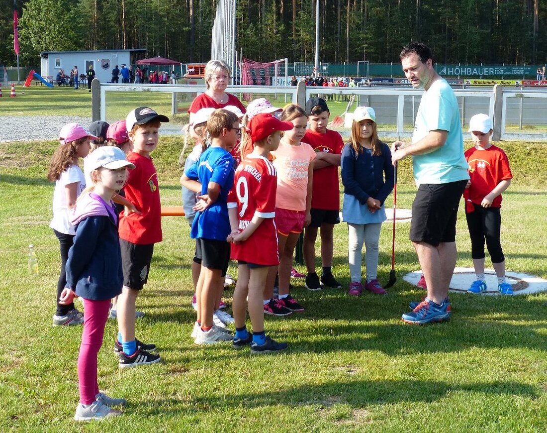 Luhe-Wildenau. Schule gefällt nicht jedem Kind, vielen macht sie aber auch Spaß. Allen Spaß gemacht hat die Veranstaltung „Verein macht Schule“ auf dem Sportgelände des SC Luhe-Wildenau. Die drei Jugendbeauftragten [&hellip;]