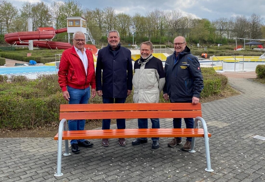 Auerbach. Das städtische Freibad Schwimm-Sala-Bim startet bald in die Saison mit zehn neuen Bänken. Der Bad- und Hallenbauverein spendete sie im Wert von 5.400 Euro. Bürgermeister Neuß dankt den Unterstützern.