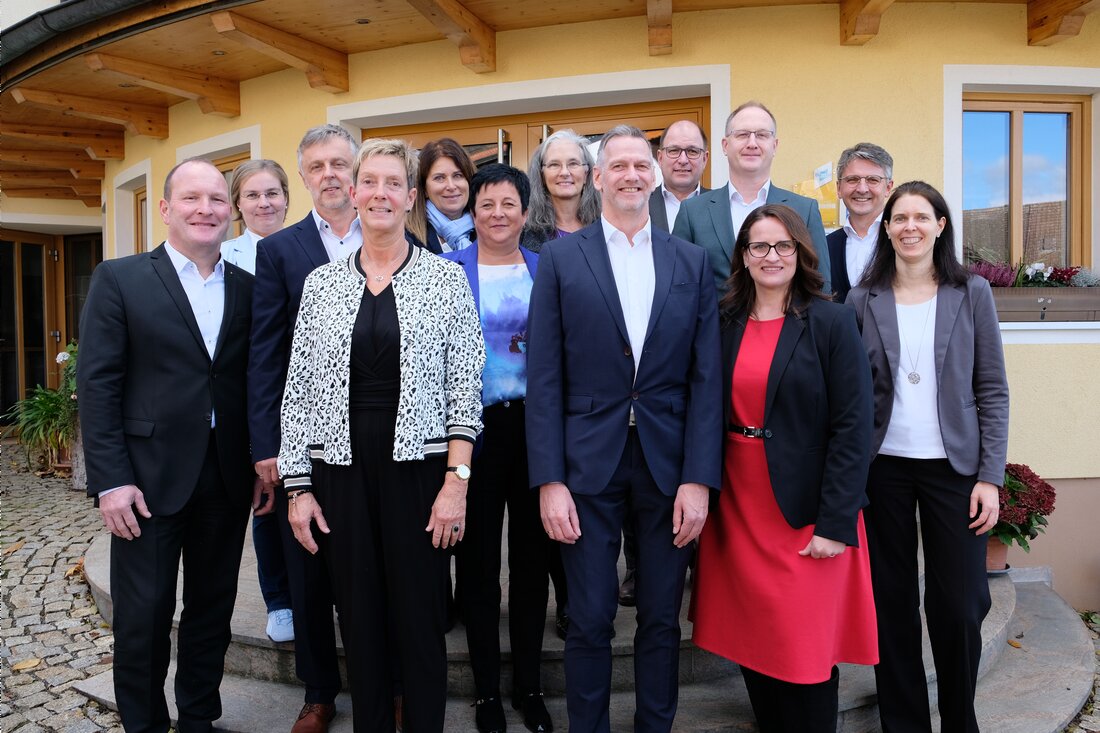 Saubersrieth bei Moosbach. Vereinigte Sparkassen Eschenbach i.d.OPf. Neustadt/WN Vohenstrauß ehrten langjährige Mitarbeiterinnen und Mitarbeiter für Treue und Einsatz. Urkunden und Geschenkkörbe würdigten die Leistungen.