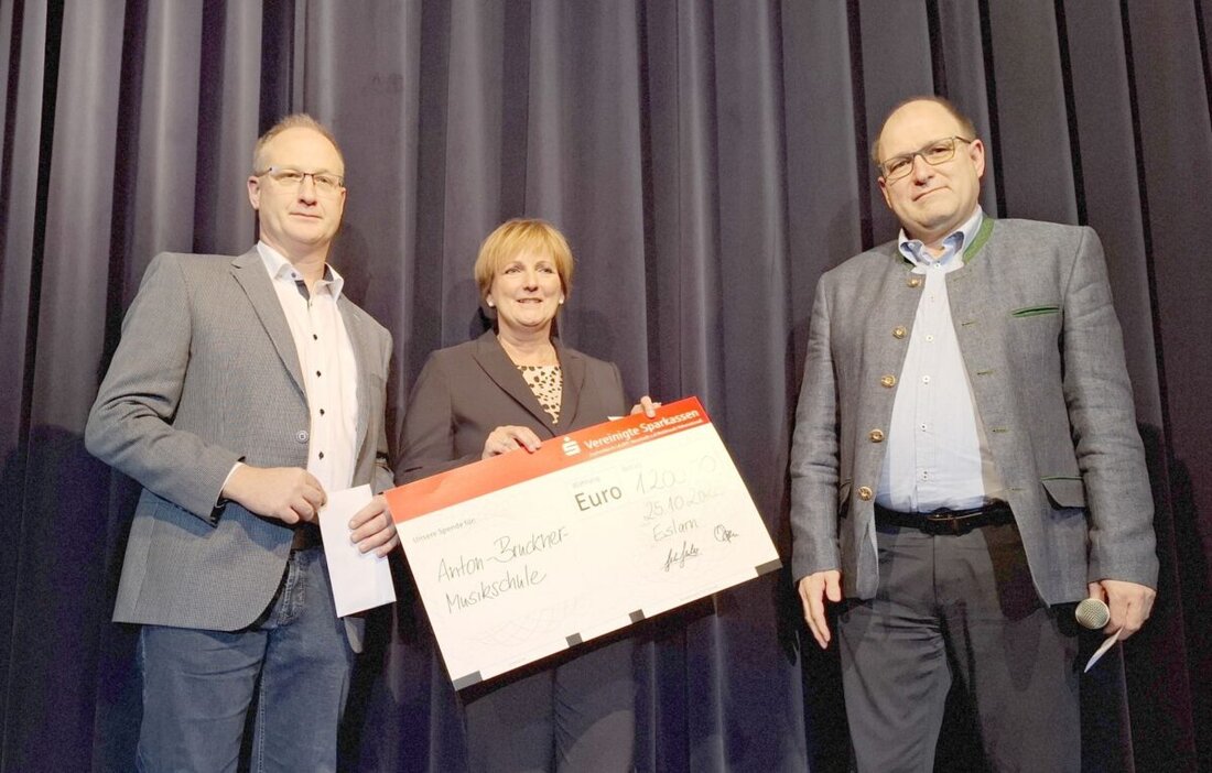 Eslarn. Die Vereinigte Sparkassen spenden 1.200 Euro an die Anton-Bruckner-Musikschule für neue Headsets. So wird das Musical Aladin und die Wunderlampe mit vielen jungen Darstellern noch besser ausgestattet.