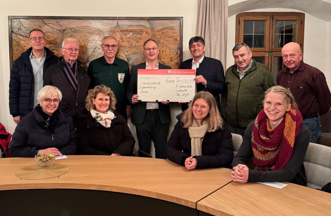 Grafenwöhr. Erfreulicher Jahresauftakt für Vereine und Organisationen in Grafenwöhr. Die Vereinigte Sparkassen Eschenbach i.d.OPf., Neustadt/WN, Vohenstrauß haben einen großzügigen Spendenbetrag in Höhe von 14.550 Euro an ausgewählte Organisationen und Vereine aus Grafenwöhr verteilt.