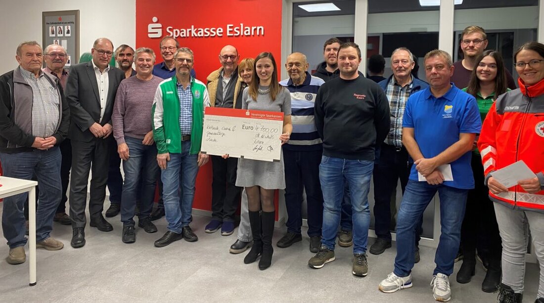 Eslarn. Vereinigte Sparkassen haben 4.700 Euro an kulturelle, soziale und gemeinnützige Vereine und Organisationen vor Ort gespendet. Die Übergabe fand in den neuen Räumen der Sparkasse Eslarn im Beisein des Bürgermeisters statt.