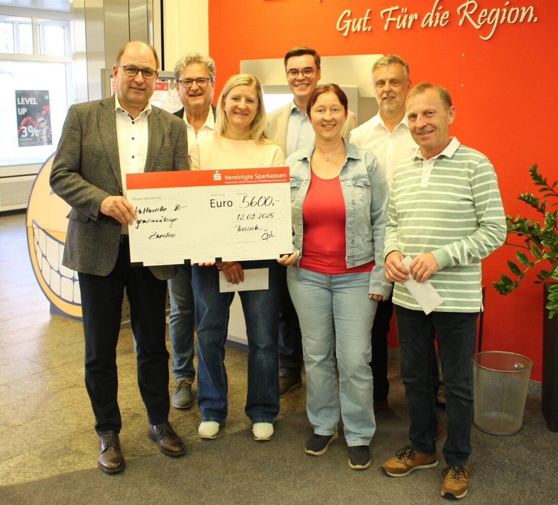 Pressath. Die Vereinigten Sparkassen spendeten 5600 Euro an schulische Initiativen wie Musikschule, Bücherei und Fördervereine zur Förderung von Kindern und Jugendlichen.