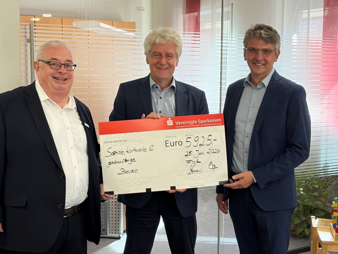 Floß. Die Vereinigte Sparkassen Eschenbach, Neustadt/WN und Vohenstrauß übergeben 5.925 Euro an Ersten Bürgermeister Robert Lindner. Das Geld stärkt soziale, kulturelle und gemeinnützige Projekte in der Gemeinde.