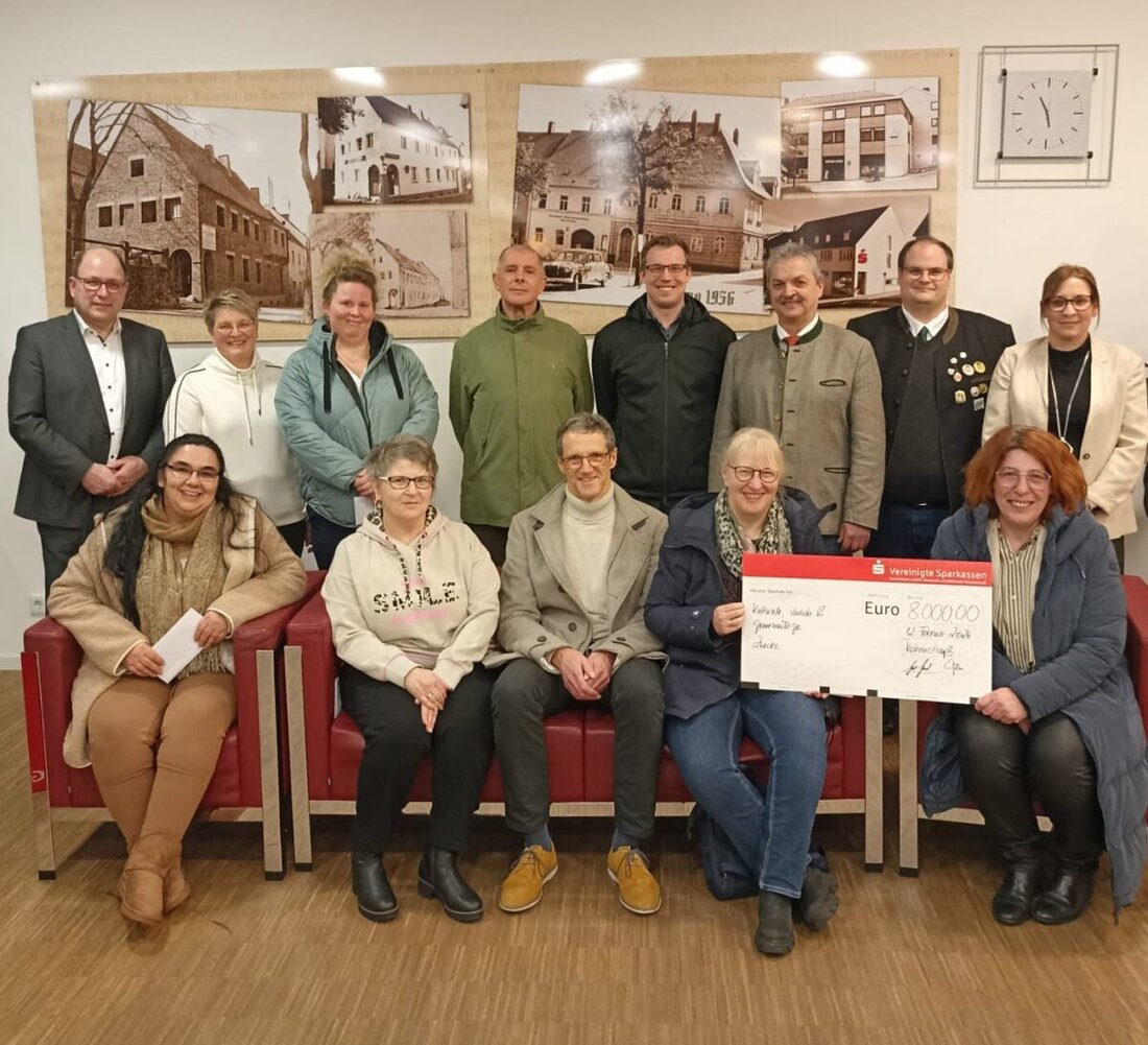 Vohenstrauß. Die Vereinigten Sparkassen unterstützen das Gemeinwohl mit einer Spende von 8.000 Euro. Das Geld geht an Vereine und Institutionen vor Ort und fördert Kultur, Soziales und Projekte, die das Miteinander stärken.