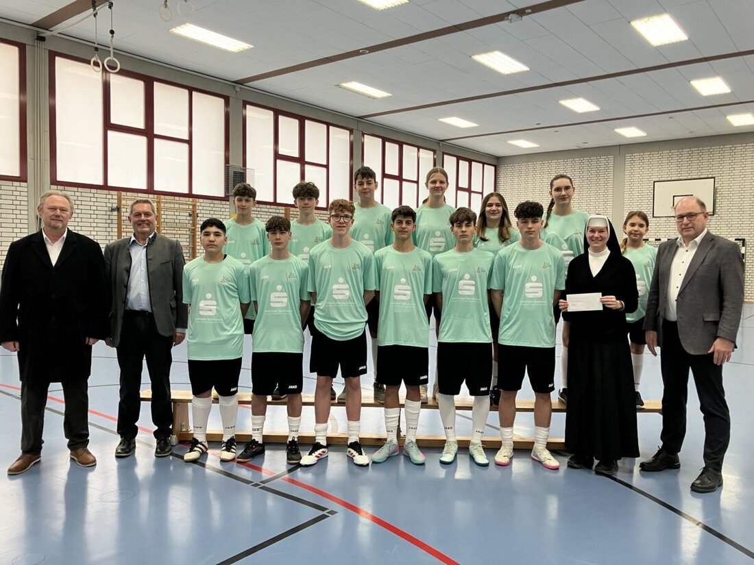 Auerbach. Die Vereinigte Sparkassen unterstützte die Realschule Auerbach mit neuen Trikots für das Fußballteam, überreicht von Bürgermeister Joachim Neuß. Das Geschenk wurde beim Testspiel in der Turnhalle erprobt.