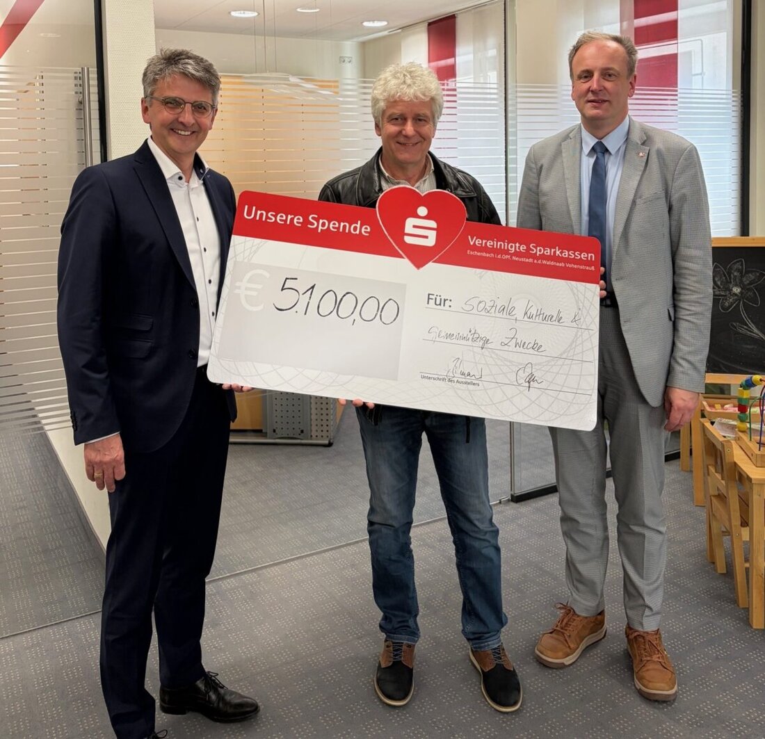 Floß. Die Vereinigte Sparkassen übergab 5.100 Euro an Vereine und Organisationen. Der symbolische Scheck an den Ersten Bürgermeister fördert soziale, kulturelle und gemeinnützige Projekte.