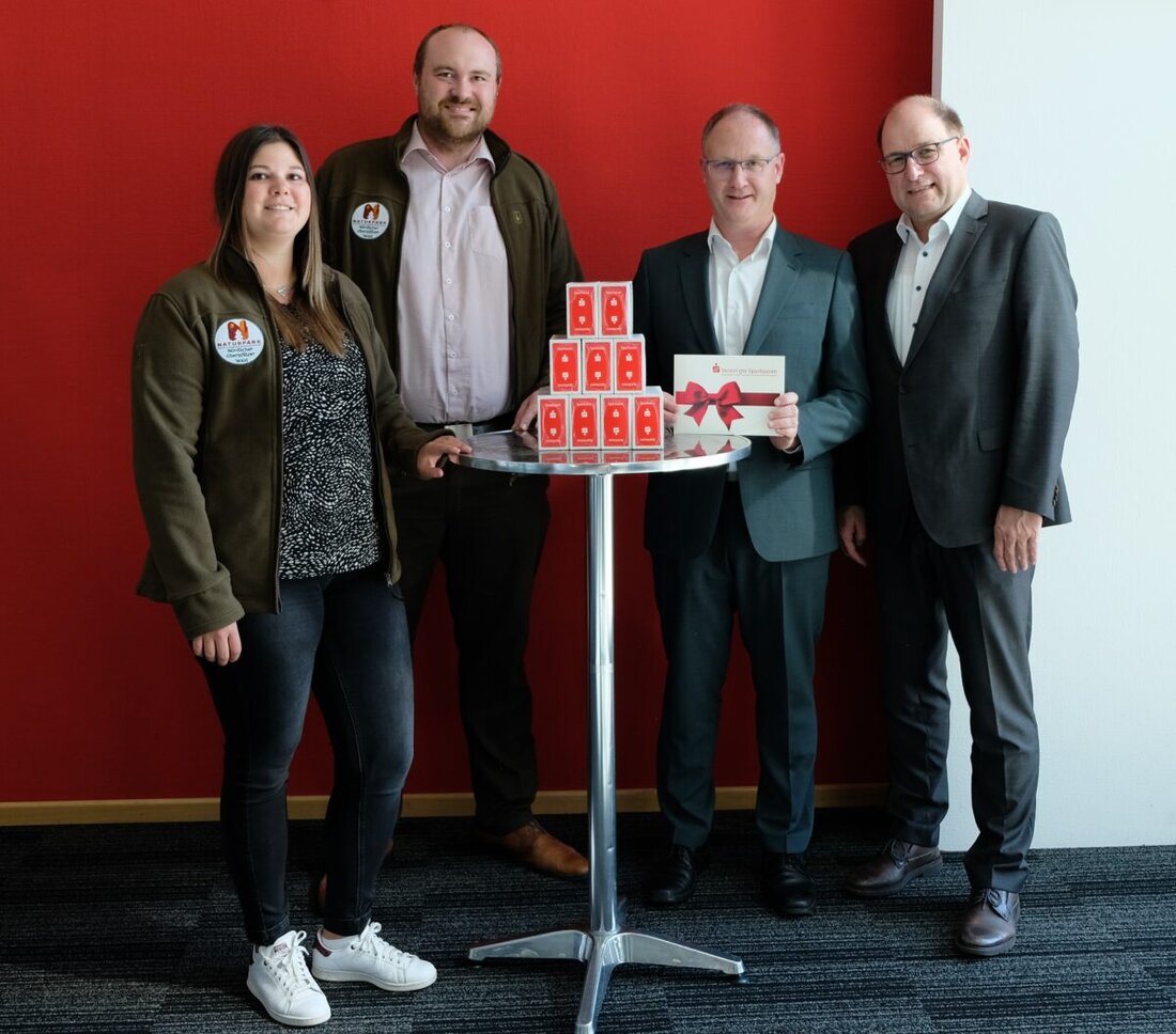 Neustadt/WN. Vereinigte Sparkassen spenden 250 € und 90 Päckchen Schafkopfkarten für den Preisschafkopf am 24. Oktober 2025 in der Stadthalle. Es winken Geld- und Sachpreise.