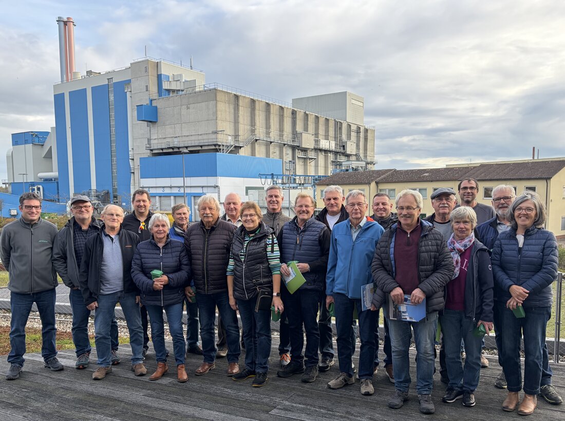 Pfreimd. Der Obst- und Gartenbauverein besuchte das Müllkraftwerk Schwandorf. ZMS-Experte Stefan Karl erklärte die Energiegewinnung aus Restmüll. Die Anlage verarbeitet 400.000 Tonnen pro Jahr und liefert Strom und Fernwärme.