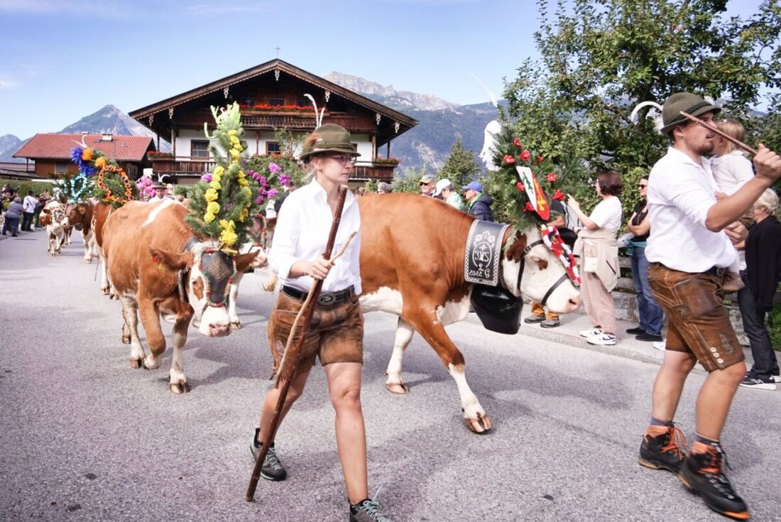 Kastl. Die Kastler Sportschützen erlebten beim Ausflug zum Almabtrieb in Reith im Alpbachtal sonnige Tradition pur. Handwerk, Musik und regionale Schmankerl lockten zahlreiche Besucher, Höhepunkt waren die geschmückten Kühe.