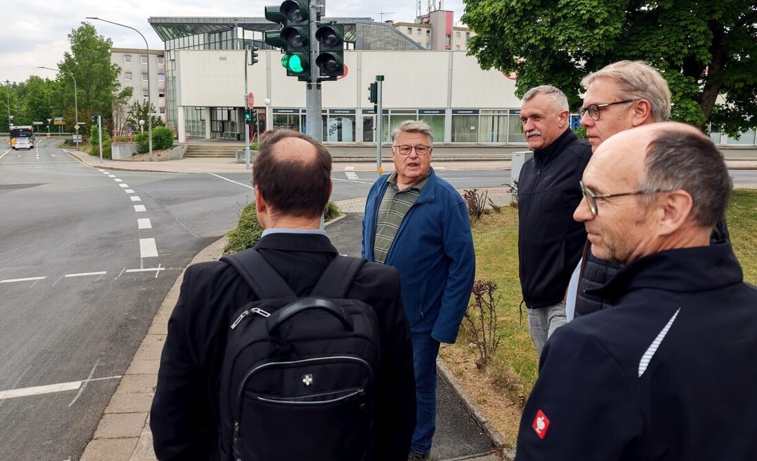 Weiden. Die Verkehrssituation an der "Sindy-Kreuzung" nahe der neuen REWE-Filiale erfordert Verbesserungen, insbesondere für Fußgänger und Radfahrer. Baudezernent Zenger ist offen für Anregungen, eine Überprüfung der Ampelschaltung und mögliche Verbesserungen wurden diskutiert.
