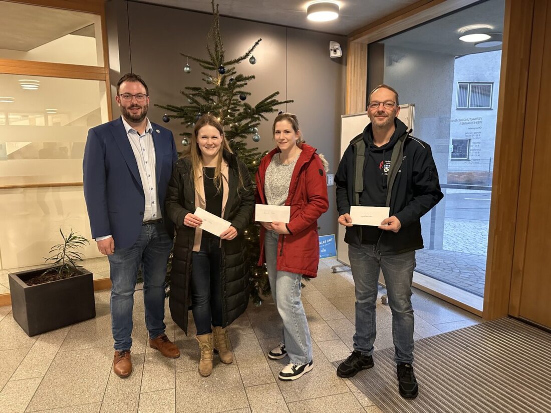 Weiherhammer. Vereinskartellchef Julian Kraus übergab aus Erlösen von Bürgerfest und italienischem Abend drei Spenden je 200 Euro. Sie gingen an Elternbeiräte von St. Barbara und BRK-Kindergarten sowie an die Jugendfeuerwehr.