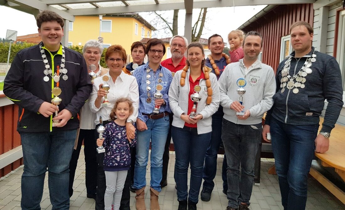 Wurz. Die Königsfeier der Schützengesellschaft begann mit einem gemeinsamen Abendessen. Im Anschluss nahmen Schützenmeister Markus Kulikow und sein Stellvertreter Markus König die Auszeichnungen der Gewinner vor. Von Tom Kreuzer Begonnen [&hellip;]