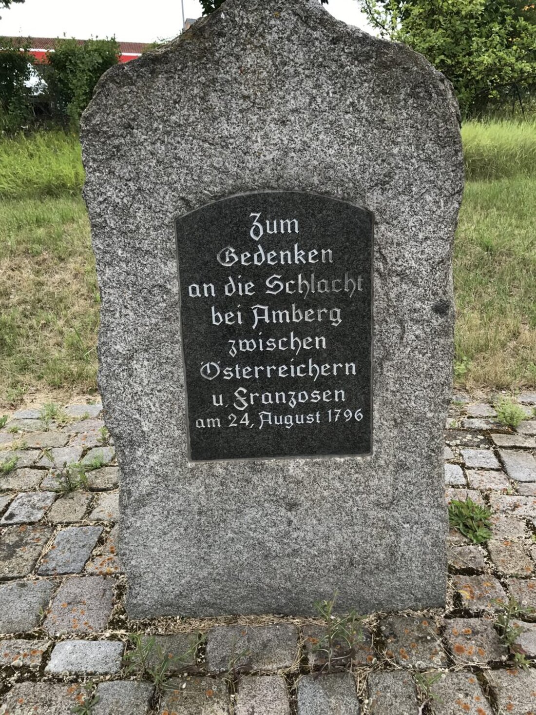Witzlhof. Zwischen Luitpoldhütte und Traßlberg steht bei Witzlhof in der Nähe des Netto-Marktes ein Gedenkstein. Vielen ist die Bedeutung dieses vor Jahren errichteten Gedenksteins nicht bewusst. Hier fand am 24. August 1796 eine Schlacht zwischen französischen und kaiserlich-österreichischen Streitkräften statt.