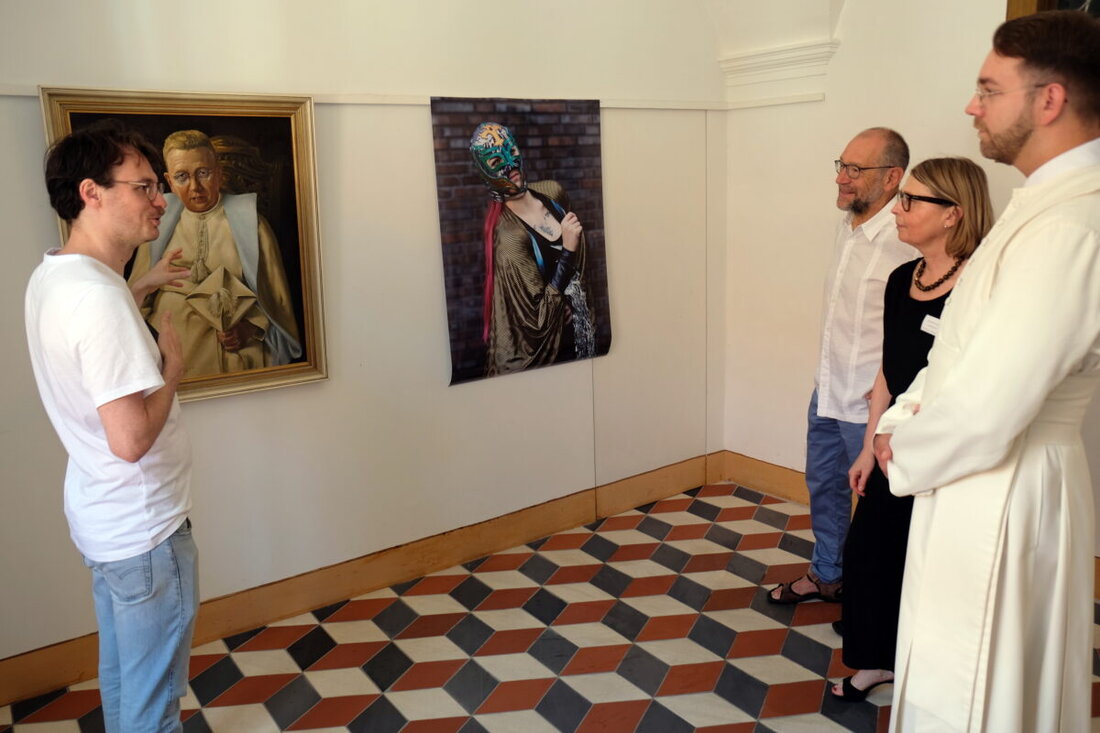 Speinshart. Die Ausstellung "Vergiss mein nicht" im Kloster Speinshart regt zum Nachdenken über Erinnerungskultur und Identität an, zeigt historische und zeitgenössische Portraits. Geöffnet bis 3. August 2025, beleuchtet sie die Entwicklung der Selbstdarstellung und Identität durch die Kunst des Portraits.