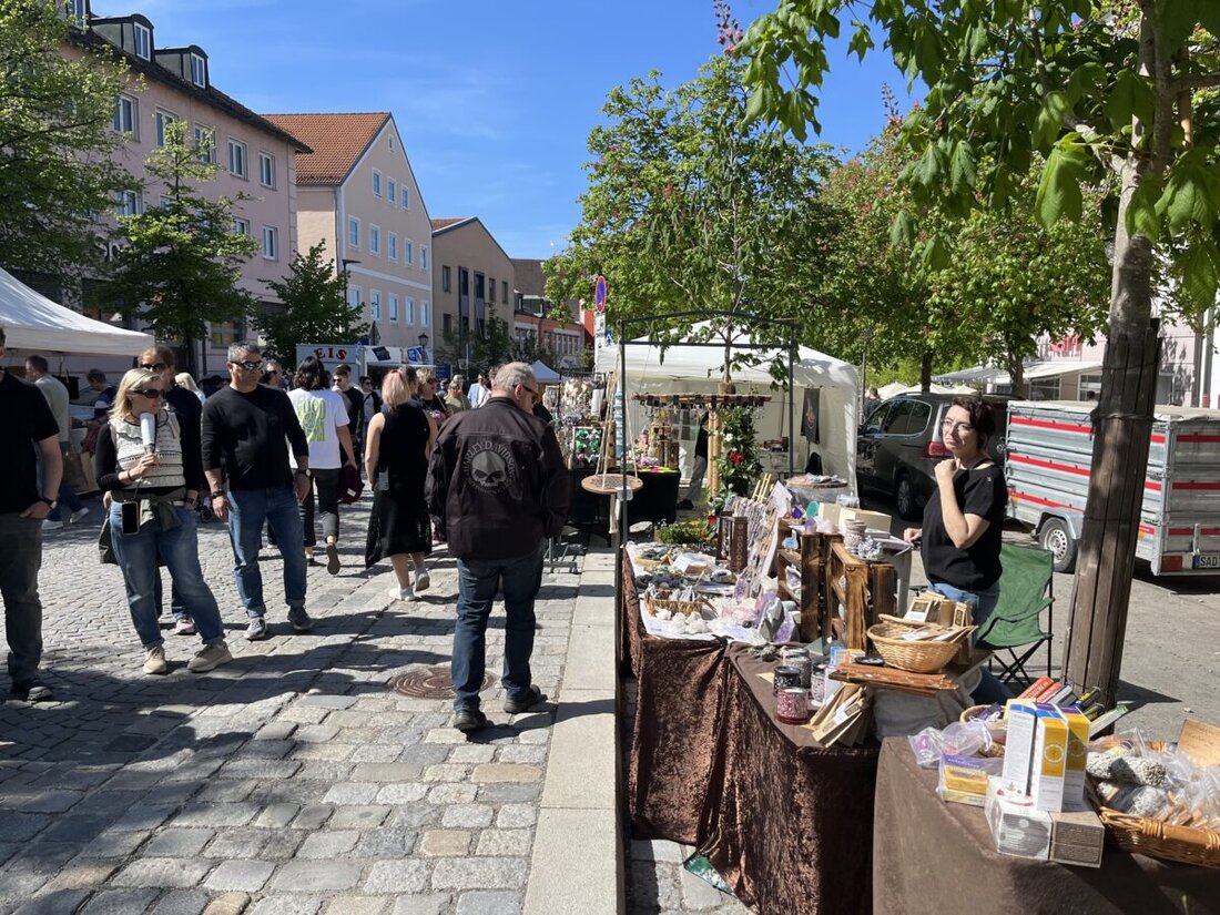 Burglengenfeld. Am 21. September  laden St. Matthäus-Jahrmarkt und verkaufsoffene Läden mit Musik, Glücksrad und Hüpfburg ein, Markt 10 bis 17 Uhr und Geschäfte 13 bis 17 Uhr.