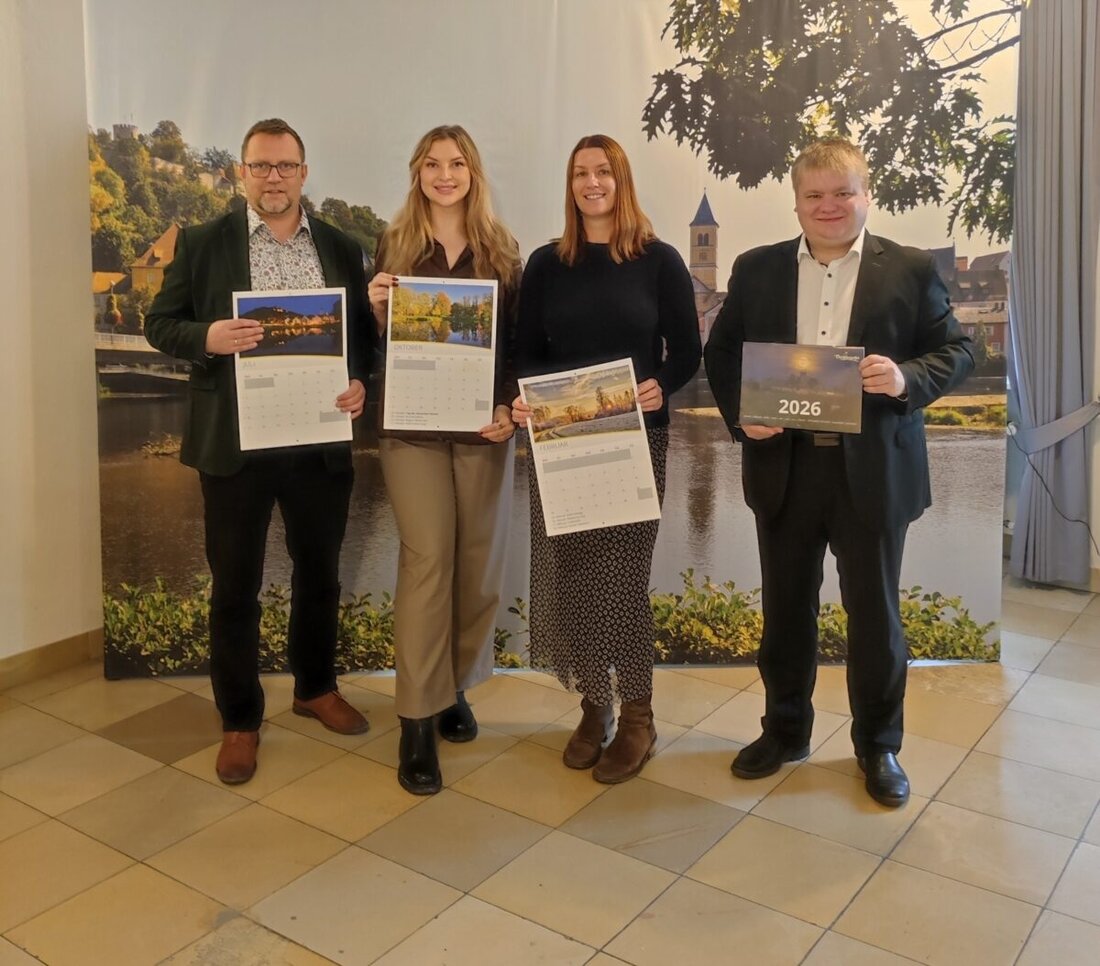 Burglengenfeld. Der Kalender 2026 'Lichtzauber über Burglengenfeld' ist im Rathaus eingetroffen und ab sofort erhältlich. Er zeigt Stimmungen bei Sonnenauf- und -untergang und nachts; der Erlös geht an einen sozialen Zweck.