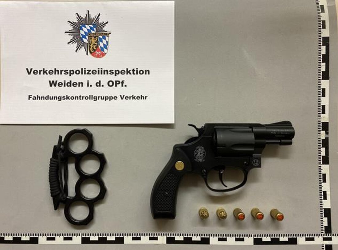 Leuchtenberg. Kein Waffenschein, außerdem die falsche Fahrerlaubnis: Weidener Schleierfahnder erteilen einem Autofahrer auf der A6 mehrere Strafanzeigen.  Wie die Verkehrspolizei Weiden mitteilt, sind zivile Polizeibeamte auf der A6 auf den [&hellip;]