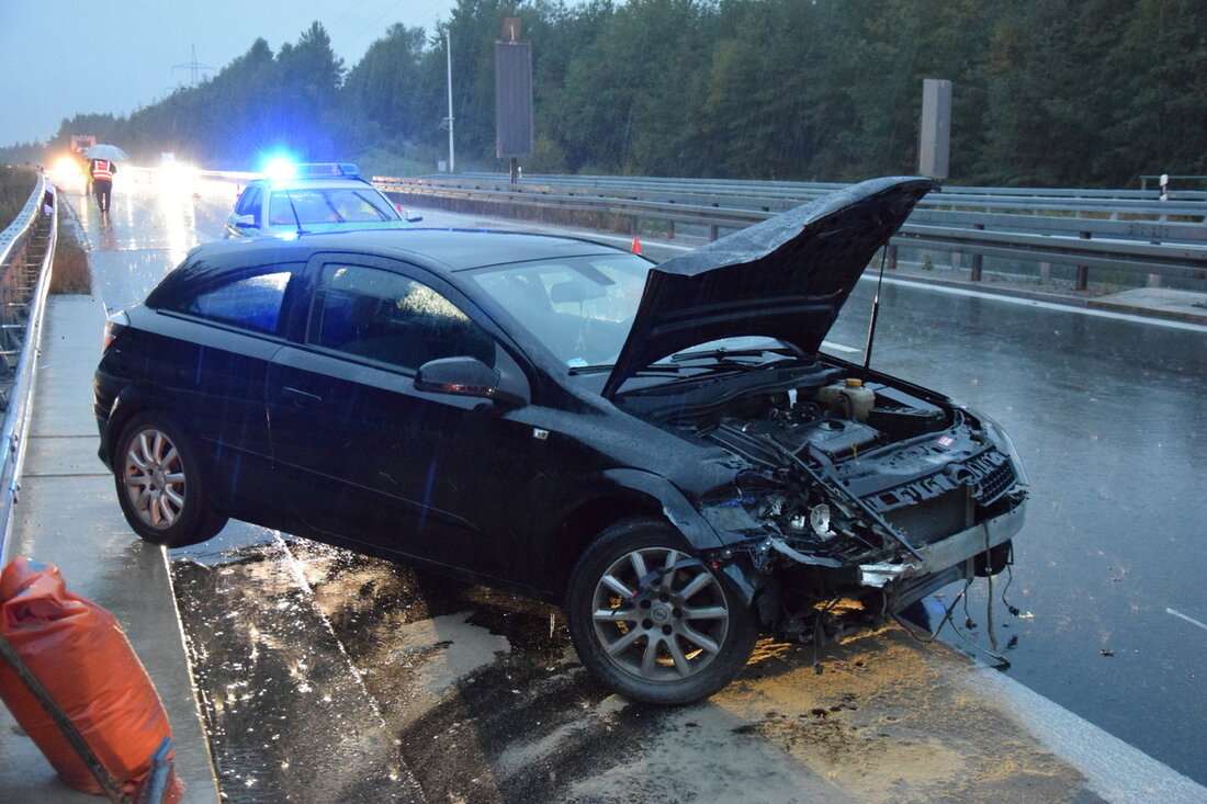 Luhe-Wildenau. Heute Morgen gegen 6 Uhr kam es auf der A93 zwischen Wernberg und Luhe Wildenau zu einem Verkehrsunfall. Ein Weidener fuhr mit seinem Opel Astra auf regennasser Fahrbahn mit [&hellip;]