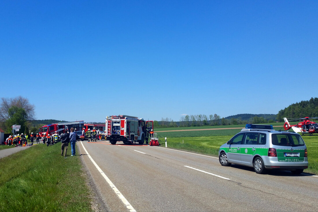 Irchenrieth. Am Samstagnachmittag ereignete sich auf der B22 bei Irchenrieth auf Höhe des Tierparks Gleitsbachtal ein schwerer Verkehrsunfall mit mehreren Fahrzeugen. Zahlreiche Einsatzkräfte von Feuerwehr und Rettungsdienst sowie drei Rettungshubschrauber sind im Einsatz. Nach [&hellip;]