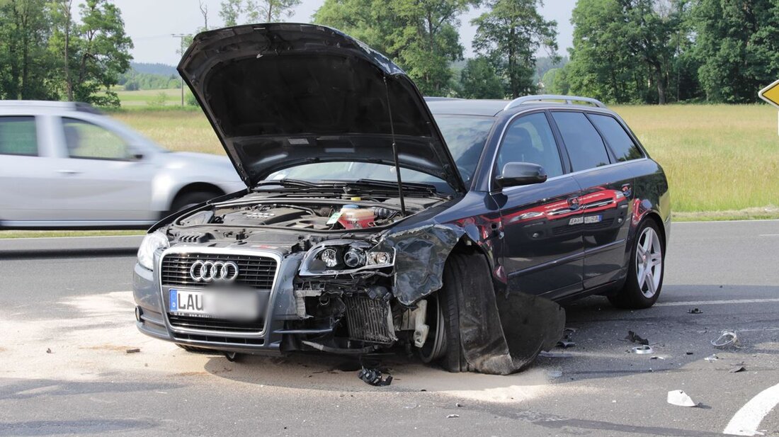 Ranna/Kirchenthumbach. Glück im Unglück hatten gestern zwei Autofahrer auf der Staatsstraße 2162. Beim Abbiegen hatte ein Audi-Fahrer einen Kirchenthumbacher übersehen. Kurz nach 17 Uhr wurden die Feuerwehren aus Ranna (Opf.) und [&hellip;]