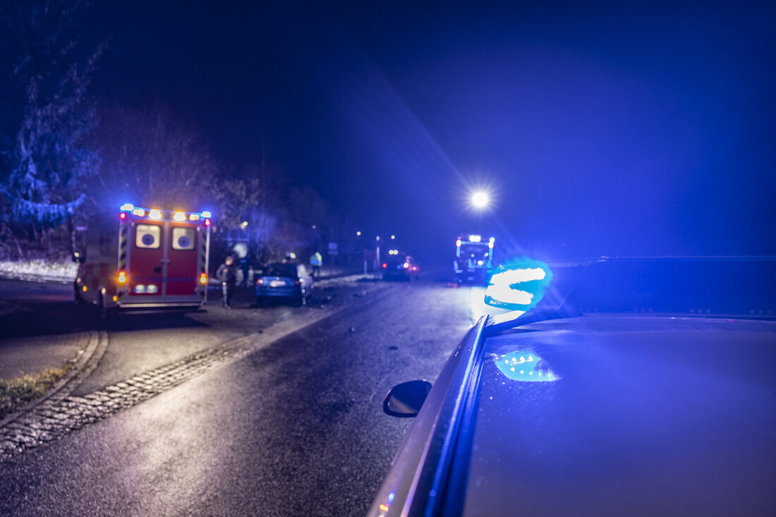 Altenstadt. Ein Motorradfahrer stürzte im Kreisverkehr und wurde schwer verletzt, mögliche Ursache war Alkoholeinfluss. Am Motorrad entstand ein Schaden von 2.000 Euro.